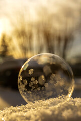 Zimowa impresja, wsch&oacute;d słońca, mr&oacute;z, zamarzająca bańka mydlana na mrozie, tapeta.