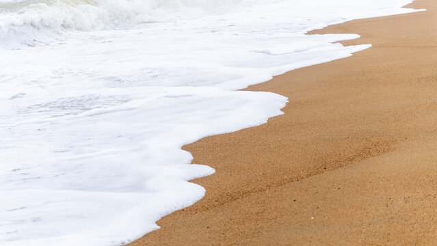 Powerful Ocean Waves Crashing
