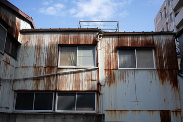 老朽化して錆びた工場、廃墟となった町工場