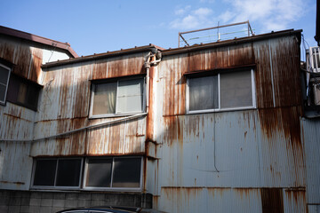 老朽化して錆びた工場、廃墟となった町工場