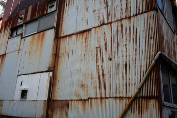 老朽化して錆びた工場、廃墟となった町工場