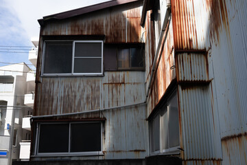 老朽化して錆びた工場、廃墟となった町工場