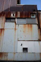 老朽化して錆びた工場、廃墟となった町工場