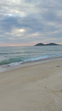 um lindo nascer do sol na praia do Campeche, em Florian&oacute;polis, Estado de Santa Catarina, Brasil.