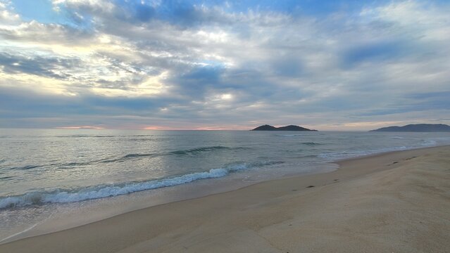 um lindo nascer do sol na praia do Campeche, em Florian&oacute;polis, Estado de Santa Catarina, Brasil.