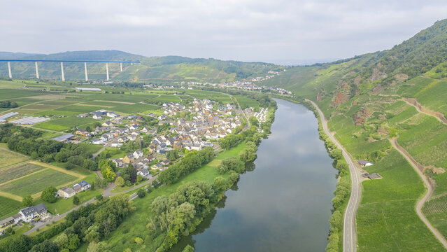 Erden Dorf an der Mosel von oben mit Nebel auf der Mosel Fluss an einem sonnigen Tag