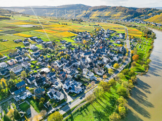 Erden Dorf an der Mosel von oben mit Nebel auf der Mosel Fluss an einem sonnigen Tag