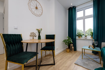 Salon w nowoczesnym apartamencie w zielonej tonacji kolorystycznej © arteffect.pl