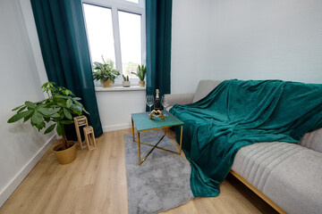 Salon w nowoczesnym apartamencie w zielonej tonacji kolorystycznej © arteffect.pl