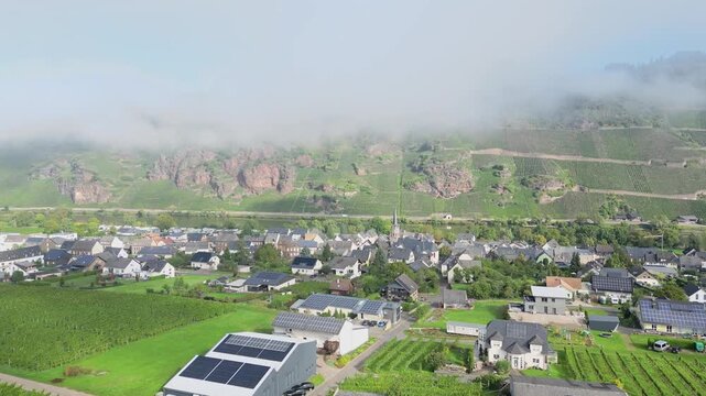 Erdener Pr&auml;lat an der Mosel Lanschaft mit Weinbergen und Dorf Erden im Vordergrund im Herbst