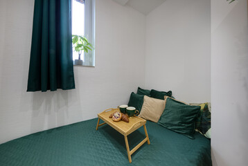 Romantyczne śniadanie do łóżka w sypialni © arteffect.pl