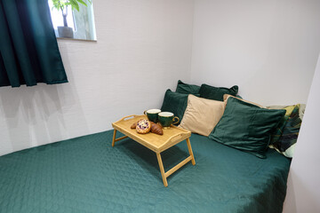 Romantyczne śniadanie do łóżka w sypialni © arteffect.pl