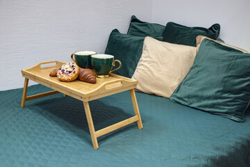 Romantyczne śniadanie do łóżka w sypialni © arteffect.pl