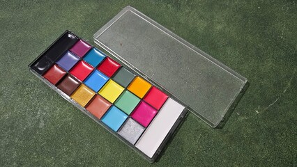 Colorful face paint palet, easy-to-remove and harmless face paint. Paints needed for face painting...