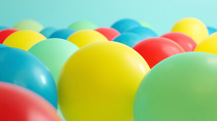 上部に広い余白、原色＋ミント風船を高光沢で密集させた表現