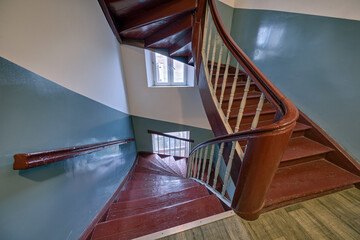 Klatka schodowa ze starymi drewnianymi schodami