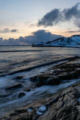 Obraz premium Sonnenuntergang an der Küste von Skaland am Bergsfjorden auf der Insel Senja in Norwegen im Winter 