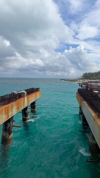 Steel pilars and fabrication of a concrete mold for the anchorage of ships, and docks
