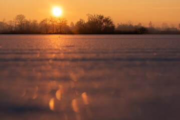 Zimowy wschód słońca nad zamarzniętym stawem © Elżbieta Kaps