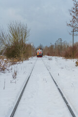Lokomotywa spalinowa Cargo na zaśnieżonych torach przy Hucie Warszawa, transport kolejowy zimą.