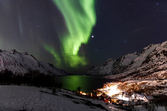 Nordlicht &uuml;ber dem Ersfjord auf der Insel Kval&oslash;ya im Norden von Norwegen im Winter