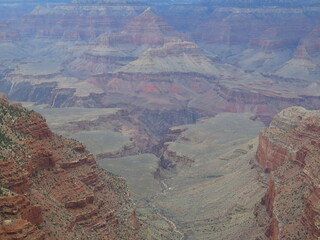 Profondeur spectaculaire du Grand Canyon vue plongeante