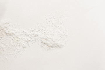 Zbliżenie na szary nalot pleśni i grzyba na białej ścianie, będący wynikiem nadmiernej wilgoci i problemów z wentylacją w pomieszczeniu. © Henryk Niestrój