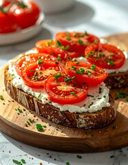 Frisches Brot mit Kr&auml;uterquark und saftigen Tomaten &ndash; einfacher Genuss