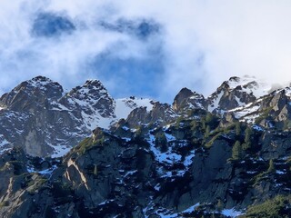 Tatry Wysokie - Polska - górskie szczyty zimą w promieniach słońca © Konrad