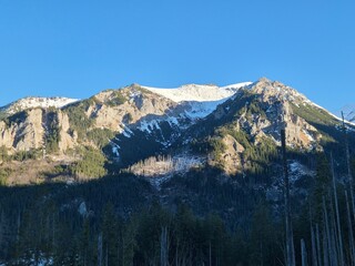 Tatry Wysokie - Polska - górskie szczyty zimą w promieniach słońca © Konrad
