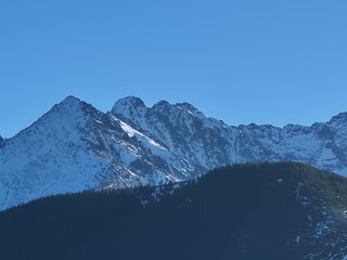 Zakopane - Polska - widok na Tatry z drogi na górę Nosal w zimę w piękny słoneczny dzień © Konrad