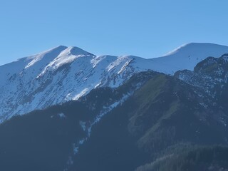 Zakopane - Polska - widok na Tatry z drogi na górę Nosal w zimę w piękny słoneczny dzień © Konrad