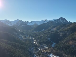 Zakopane - Polska - widok na Tatry z drogi na górę Nosal w zimę w piękny słoneczny dzień © Konrad
