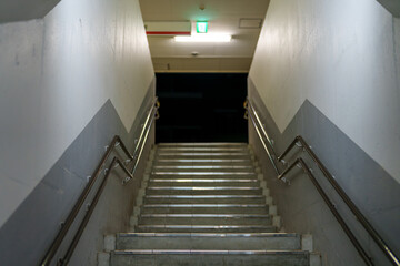 地下へ続く階段のスナップ（都市の夜・無人空間）