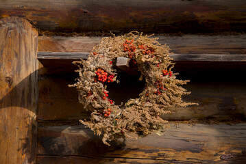 Dekoracyjny wieniec z suszonych roślin, jarzębina 