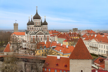 Obraz premium Catedral ortodoxa y murallas en el casco histórico de Tallin, Estonia