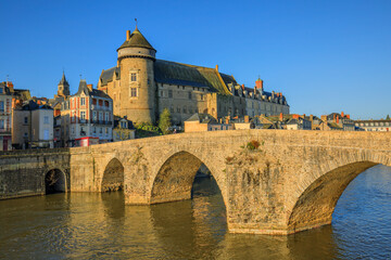 Laval, le ch&acirc;teau et le pont vieux