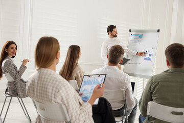 Obraz premium Business planning. Colleagues having meeting in office