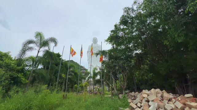 Patung Buddha Amitabha ngadeg ing kembang teratai kanthi diameter 14 m. Tong Lam Lo Lagu Pagoda. Vietnam, Pinggiran Kutha Nha Trang. Patung Buddha Amitabha paling gedhe ing negara kasebut.4К