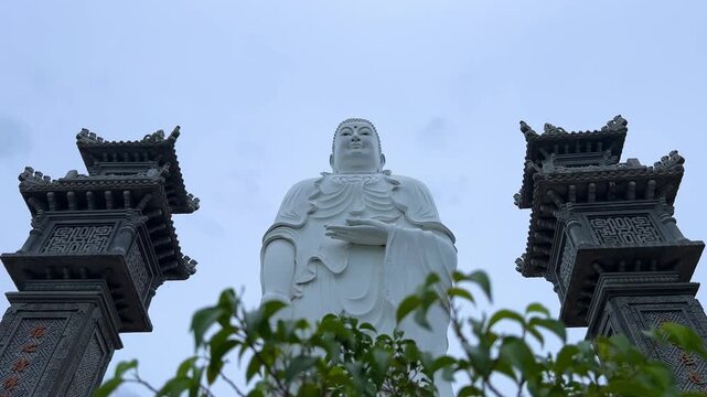 Patung Buddha Amitabha ngadeg ing kembang teratai kanthi diameter 14 m. Tong Lam Lo Lagu Pagoda. Vietnam, Pinggiran Kutha Nha Trang. Patung Buddha Amitabha paling gedhe ing negara kasebut.4К