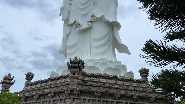 Patung Buddha Amitabha ngadeg ing kembang teratai kanthi diameter 14 m. Tong Lam Lo Lagu Pagoda. Vietnam, Pinggiran Kutha Nha Trang. Patung Buddha Amitabha paling gedhe ing negara kasebut.4К