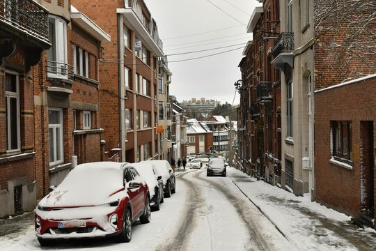 Rue en pente sous la neige &agrave; Nivelles (Brabant Wallon)