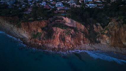 Obraz premium Praia do Canavial Coastal Cliffs and Ocean at Dusk, Lagos, Portugal