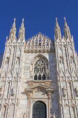 Fototapeta premium Duomo di Milano; la sommità della parte centrale della grande facciata con il coronamento e le guglie
