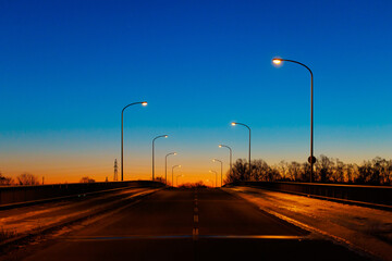 明け方の道路 © makieni