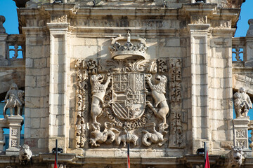 Escudo her&aacute;ldico en la fachada del ayuntamiento de Astorga, Le&oacute;n, Castilla y Le&oacute;n, Espa&ntilde;a