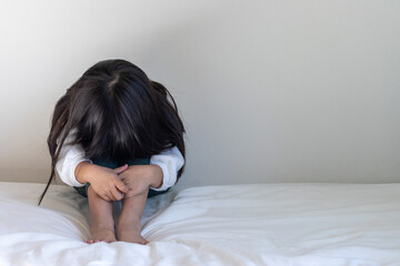 体操座りで顔を伏せる女の子のイメージ（5歳、日本人、顔無し）