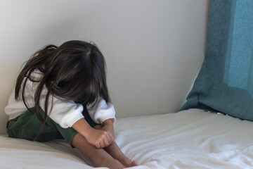 体操座りで顔を伏せる女の子のイメージ（5歳、日本人、顔無し）