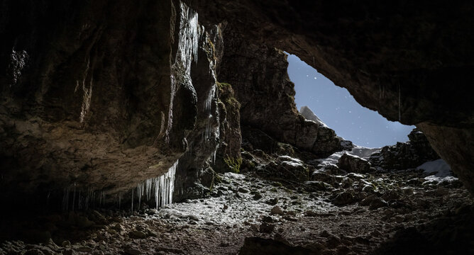 Grotte de glace du massif du Vercors en hiver 