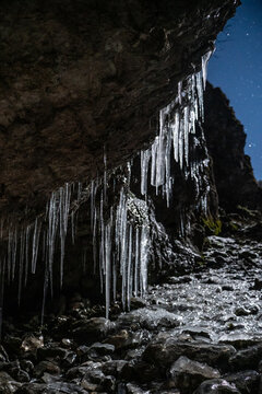 Stalactites d'eau &eacute;clair&eacute;es par la Lune 